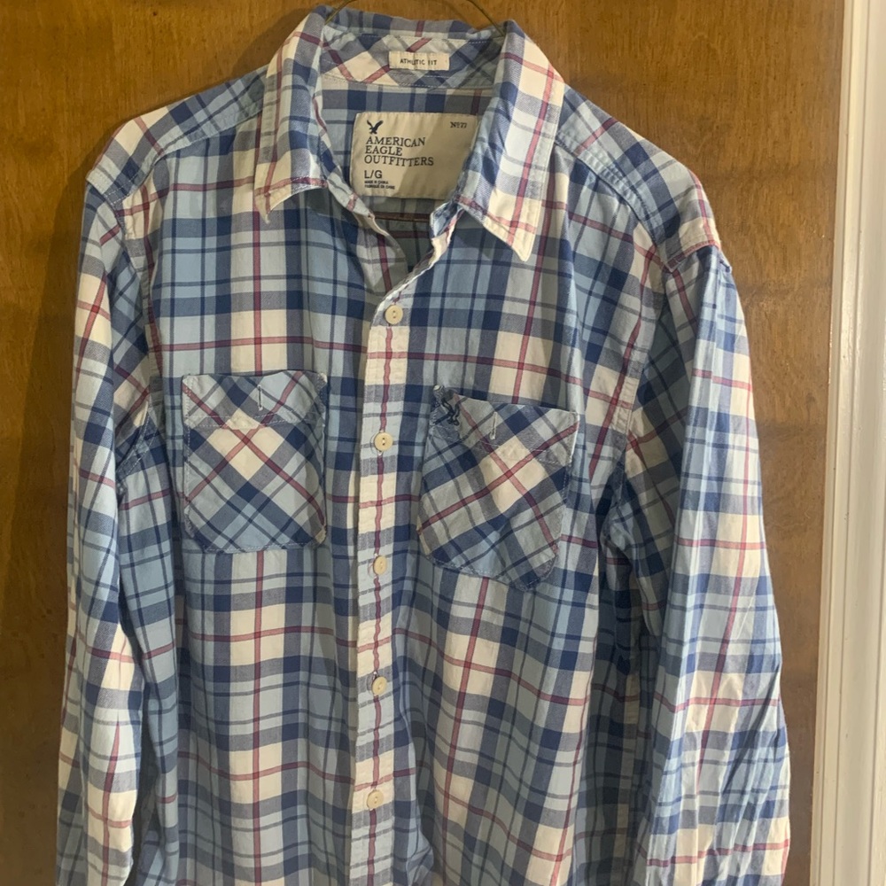 Men’s American Eagle button down size large but fits like medium